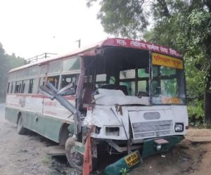 अंबेडकरनगर में अनियंत्रित ट्रक ने बस को मारी जोरदार टक्कर, सात लोग घायल