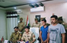 वरिष्ठ पुलिस अधीक्षक के कैम्प कार्यालय मे जालसाजी करने वाले आरोपियो के बारे मे प्रेस को अवगते एसएसपी कलानिधि नैथानी व बरामद समान