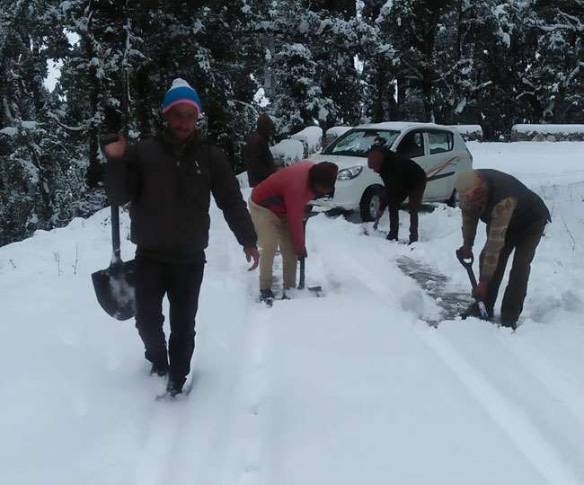 बर्फबारी के बाद पटरी पर लौट रहा जनजीवन, कई मार्ग अब भी बंद