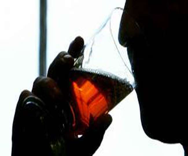 सूरत में भाजपा पार्षद ने शराब पीकर किया डांस, कहा-शराब पीने के लिए मिला परमिट