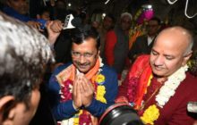 जीत के बाद हनुमान मंदिर में केजरीवाल ने की पत्नी संग पूजा