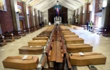 इटली के चर्चों में लगी है कोफिन की लाइन, कोरोना ने मचाया हाहाकार