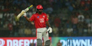 IPL 2020 RR vs KXIP: बीच मैदान में बैट फेंकने के लिए क्रिस गेल पर लगा जुर्माना