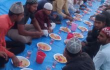 रोज़ेदारों ने खोला एक साथ मिलकर रमजान का 19वा रोजा, इफ्तार बाद नमाज़ अदा कर लोगो ने मांगी देश मे अमन-चैन बने रहने की दुआ