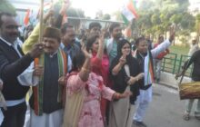 हिमाचल प्रदेश चुनाव जीतने पर कांग्रेसियों में खुशी की लहर, मिठाई खिलाकर और आतिशबाजी कर मनाया जीत का जश्न