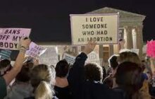 अमेरिकी सुप्रीम कोर्ट खत्म कर सकता है गर्भपात का अधिकार! डॉक्यूमेंट लीक होने के बाद प्रदर्शनकारी कर रहे लगातार विरोध-प्रदर्शन