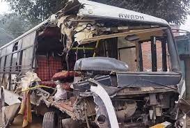 अयोध्या में यात्रियों को लेकर लखनऊ जा रही बस ट्रक से भिड़ी, हादसे में एक की मौत, 16 यात्री घायल