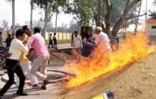 लखीमपुर में क‍िसान ने धान पर पेट्रोल छिड़ककर लगाई आग, तीन द‍िन से तौल न होने से था परेशान