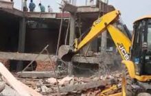 उत्तर प्रदेश के सभी अवैध निर्माण अब सरकार के टारगेट पर, अमीनाबाद में मंदिर की आड़ में बने अवैध निर्माण पर चला बुलडोजर