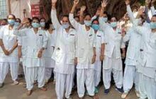 बलरामपुर अस्‍पताल में डाक्टर ने जड़ा ओटी टेक्नीशियन को जड़ा जोरदार थप्पड़, नाराज कर्मचारियों ने की जमकर नारेबाजी