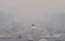 दिवाली के बाद से दिल्ली-एनसीआर की हवा अब भी गंभीर श्रेणी में, हालात आपातकाल के नजदीक, छाया सफेद धुआं